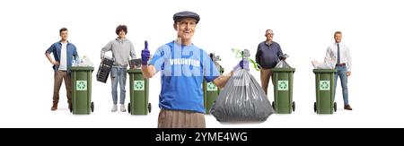 Freiwillige recyceln verschiedene Materialien in grünen Abfallbehältern, isoliert auf weißem Hintergrund Stockfoto