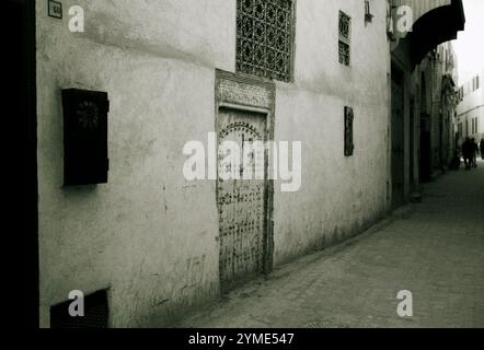 Eine alte Riad-Tür innerhalb der Souk Kasbah der alten Stadt Medina von Marrakesch in Marokko im Maghreb in Nordafrika Stockfoto