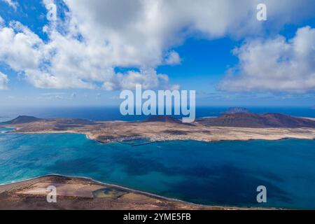 Blick auf die Insel La Graciosa auf Lanzarote, die Kanarischen Inseln, Lanzarote, den Timanfaya Nationalpark Stockfoto