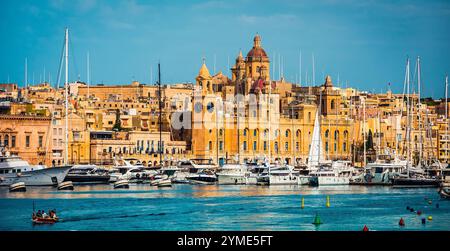 Wunderschöne Aussicht auf Birgu und den Hafen mit farbenfrohen Booten auf Malta Stockfoto