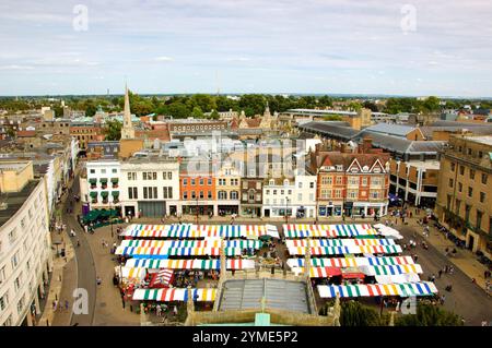 CAMBRIDGE, Großbritannien - 16. AUGUST 2017: Blick auf farbenfrohe Marktstände am historischen Marktplatz von Cambridge. Stockfoto