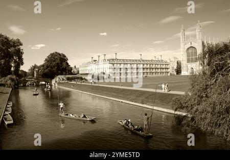 CAMBRIDGE, Großbritannien - 16. AUGUST 2017: Touristen genießen das Klettern auf den Rückseiten der Colleges entlang der River Cam Banks in Cambridge. King's College Gebäude und Stockfoto