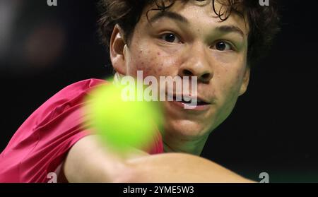 Malaga, Spanien. November 2024. Ben Shelton aus den USA, im Doppel-Spiel gegen Jordan Thompson und Matthew Ebden, Australien, beim Davis Cup Viertelfinale 2024 in der Palacio de Deportes Jose Maria Martin Carpena Arena in Malaga. Quelle: Isabel Infantes/Alamy Live News Stockfoto