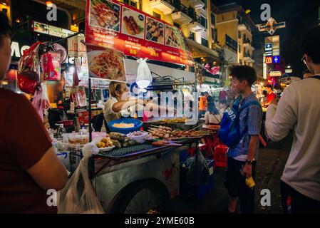 Bangkok, Thailand - 2. März 2024: Jodd Fairs Night Market. Hochwertige Fotos Stockfoto