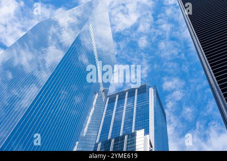 Blick auf moderne Bürohochhäuser mit blauem Himmel im Hintergrund. New York City, USA Stockfoto
