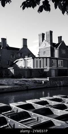 CAMBRIDGE, Großbritannien - 16. AUGUST 2017: Malerischer Blick auf die Rückseite der Colleges mit Freizeitpunts, die entlang der Ufer des River Cam Banks in Cambridge anlegen. Schwarz A Stockfoto