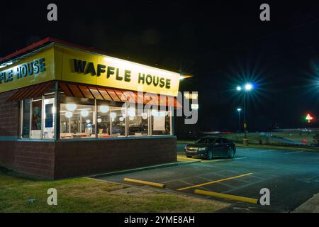 Calvert City, KY, US-December 2, 2021 : Waffle House außen in der Nacht. Waffle House, ist eine ikonische Restaurantkette mit mehr als 2.100 Standorten in Stockfoto