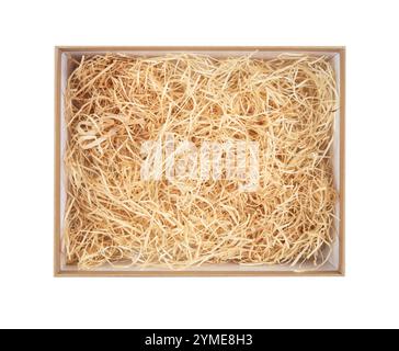 Draufsicht auf offenen Karton mit geschreddertem Holz excelsior oder Holzwolle zum Füllen im Inneren. Verwendung von natürlichem, nachhaltigem Material für die Verpackung. Stockfoto