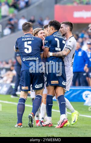 Melbourne, Australien. November 2024. Nishan Velupillay von Melbourne Victory und Luke Brattan von Macarthur treffen während der A-League 2024/25 zwischen Melbourne Victory und Macarthur im AAMI Park aufeinander. Endnote : Melbourne Victory 2 : 1 Macarthur (Foto: Olivier Rachon/SOPA Images/SIPA USA) Credit: SIPA USA/Alamy Live News Stockfoto