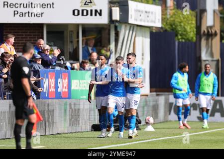 Louie Barry aus Stockport County feiert, nachdem sie ihr erstes Tor erzielt hat, als Stockport County gegen die Bristol Rovers in der Sky Bet League One spielt Stockfoto