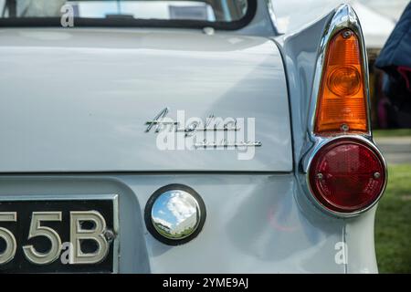 Eckansicht eines 1964er Ford Anglia Deluxe in Hellgrau mit klassischer Heckleuchte und Anglia-Emblem Stockfoto