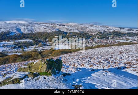 Kirche Stretton und der lange Mynd im Schnee, gesehen von Ragleth Hill, Church Stretton, Shropshire Stockfoto