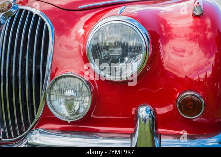 Eine Eckansicht eines Jaguar mit roter Markierung 2, der Scheinwerfer, Nebelscheinwerfer, Begrenzungslicht und Kontrollleuchte zeigt Stockfoto