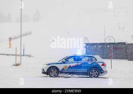 21. November 2024, Baden-Württemberg, Feldberg: In der Nähe der Talstation der Feldbergbahn steht ein Bergrettungsfahrzeug. Nach Angaben des Deutschen Wetterdienstes werden weitere Schneefälle vor allem die höheren Regionen des Landes betreffen. Am Hochrhein und im Allgäu wird mit Starkschneefall zwischen 15 und 25 Zentimetern gerechnet, in überlasteten Gebieten des Südschwarzwaldes bis zu 30 Zentimeter Neuschnee - eine offizielle Sturmwarnung ist hier also in Kraft. Es werden weitverbreitete rutschige Straßen erwartet, im Norden lokal aufgrund des Gefrieres. Foto: Philipp von Ditfurth/dpa Stockfoto