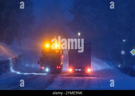 21. November 2024, Baden-Württemberg, Feldberg: Ein Schneeräumfahrzeug fährt durch den dicken Schnee auf der Bundesstraße 317 bei Feldberg-Bärental. Nach Angaben des Deutschen Wetterdienstes werden weitere Schneefälle vor allem die höheren Regionen des Landes betreffen. Am Hochrhein und im Allgäu wird mit Starkschneefall zwischen 15 und 25 Zentimetern gerechnet, in überlasteten Gebieten des Südschwarzwaldes bis zu 30 Zentimeter Neuschnee - eine offizielle Sturmwarnung ist hier also in Kraft. Es werden weitverbreitete rutschige Straßen erwartet, im Norden lokal aufgrund des Gefrieres. Foto: Philip Stockfoto