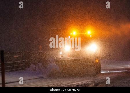 21. November 2024, Baden-Württemberg, Feldberg: Ein Schneeräumfahrzeug fährt durch den dicken Schnee auf der Bundesstraße 317 bei Feldberg-Bärental. Nach Angaben des Deutschen Wetterdienstes werden weitere Schneefälle vor allem die höheren Regionen des Landes betreffen. Am Hochrhein und im Allgäu wird mit Starkschneefall zwischen 15 und 25 Zentimetern gerechnet, in überlasteten Gebieten des Südschwarzwaldes bis zu 30 Zentimeter Neuschnee - eine offizielle Sturmwarnung ist hier also in Kraft. Es werden weitverbreitete rutschige Straßen erwartet, im Norden lokal aufgrund des Gefrieres. Foto: Philip Stockfoto