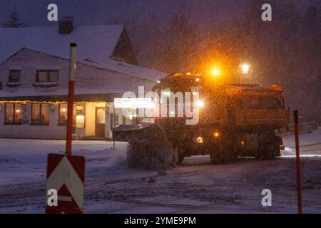 21. November 2024, Baden-Württemberg, Feldberg: Ein Schneeräumfahrzeug fährt durch den dicken Schnee auf der Bundesstraße 317 bei Feldberg-Bärental. Nach Angaben des Deutschen Wetterdienstes werden weitere Schneefälle vor allem die höheren Regionen des Landes betreffen. Am Hochrhein und im Allgäu wird mit Starkschneefall zwischen 15 und 25 Zentimetern gerechnet, in überlasteten Gebieten des Südschwarzwaldes bis zu 30 Zentimeter Neuschnee - eine offizielle Sturmwarnung ist hier also in Kraft. Es werden weitverbreitete rutschige Straßen erwartet, im Norden lokal aufgrund des Gefrieres. Foto: Philip Stockfoto