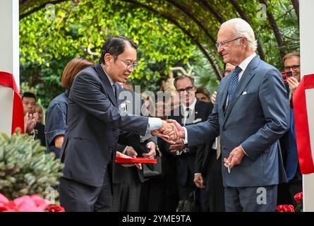 King of Swedens Staatsbesuch in Singapur der König von Schweden R nimmt am 21. November 2024 an einer Zeremonie mit dem CEO von Garden by the Bay, Felix Koh L, in Singapur Teil. Swedens King Carl XVI Gustaf ist auf Einladung von Singapurs Präsident Tharman zu einem dreitägigen Staatsbesuch in Singapur. Mit etwa 100 Geschäftsdelegierten in seinem Umfeld nimmt er an einem Singapur-Schweden-Wirtschaftsforum Teil, wo er Zeuge eines Austauschs von Memoranda of Understanding MOUs sein wird, die die Zusammenarbeit in den Bereichen Luftfahrt, Verteidigungstechnologie, Energie, Verkehr und Innovation im Gesundheitswesen umfassen. SINGAPUR Singapur Copyri Stockfoto