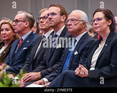 König von Schwedens Staatsbesuch in Singapur der schwedische König Carl XVI Gustaf nimmt am 20. November 2024 am Singapore-Sweden Business Forum in Singapur Teil. Swedens King Carl XVI Gustaf ist auf Einladung von Singapurs Präsident Tharman zu einem dreitägigen Staatsbesuch in Singapur. Mit etwa 100 Geschäftsdelegierten in seinem Umfeld nimmt er an einem Singapur-Schweden-Wirtschaftsforum Teil, wo er Zeuge eines Austauschs von Memoranda of Understanding MOUs sein wird, die die Zusammenarbeit in den Bereichen Luftfahrt, Verteidigungstechnologie, Energie, Verkehr und Innovation im Gesundheitswesen umfassen. SINGAPUR Singapur Copyright: XMatrixxImagesx/xLimxSimonx Stockfoto