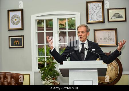 König von Schwedens Staatsbesuch in Singapur der schwedische Botschafter in Singapur, anders Sjöberg, hält am 21. November 2024 eine Rede im Garden by the Bay in Singapur. Swedens King Carl XVI Gustaf ist auf Einladung von Singapurs Präsident Tharman zu einem dreitägigen Staatsbesuch in Singapur. Mit etwa 100 Geschäftsdelegierten in seinem Umfeld nimmt er an einem Singapur-Schweden-Wirtschaftsforum Teil, wo er Zeuge eines Austauschs von Memoranda of Understanding MOUs sein wird, die die Zusammenarbeit in den Bereichen Luftfahrt, Verteidigungstechnologie, Energie, Verkehr und Innovation im Gesundheitswesen umfassen. SINGAPUR Singapur Copyright: XMatrixxIma Stockfoto