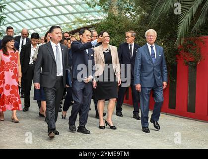 König von Schwedens Staatsbesuch in Singapur König Carl XVI Gustaf während eines Besuchs in Singapur am 21. November 2024. Swedens King Carl XVI Gustaf ist auf Einladung von Singapurs Präsident Tharman zu einem dreitägigen Staatsbesuch in Singapur. Mit etwa 100 Geschäftsdelegierten in seinem Umfeld nimmt er an einem Singapur-Schweden-Wirtschaftsforum Teil, wo er Zeuge eines Austauschs von Memoranda of Understanding MOUs sein wird, die die Zusammenarbeit in den Bereichen Luftfahrt, Verteidigungstechnologie, Energie, Verkehr und Innovation im Gesundheitswesen umfassen. SINGAPUR Singapur Copyright: XMatrixxImagesx/xLimxSimonx Stockfoto