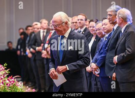 König von Schwedens Staatsbesuch in Singapur der schwedische König Carl XVI Gustaf bereitet sich auf eine Rede auf dem Singapur-Sweden Business Forum am 20. November 2024 in Singapur vor. Swedens King Carl XVI Gustaf ist auf Einladung von Singapurs Präsident Tharman zu einem dreitägigen Staatsbesuch in Singapur. Mit etwa 100 Geschäftsdelegierten in seinem Umfeld nimmt er an einem Singapur-Schweden-Wirtschaftsforum Teil, wo er Zeuge eines Austauschs von Memoranda of Understanding MOUs sein wird, die die Zusammenarbeit in den Bereichen Luftfahrt, Verteidigungstechnologie, Energie, Verkehr und Innovation im Gesundheitswesen umfassen. SINGAPUR Singapur Copyright: XMatrixx Stockfoto