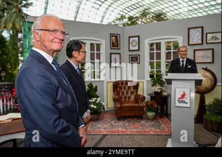 König von Schwedens Staatsbesuch in Singapur der König von Schweden L hört, wie der schwedische Botschafter in Singapur, anders Sjöberg R, am 21. November 2024 eine Rede im Garden by the Bay in Singapur hält. Swedens King Carl XVI Gustaf ist auf Einladung von Singapurs Präsident Tharman zu einem dreitägigen Staatsbesuch in Singapur. Mit etwa 100 Geschäftsdelegierten in seinem Umfeld nimmt er an einem Singapur-Schweden-Wirtschaftsforum Teil, wo er Zeuge eines Austauschs von Memoranda of Understanding MOUs sein wird, die die Zusammenarbeit in den Bereichen Luftfahrt, Verteidigungstechnologie, Energie, Verkehr und Innovation im Gesundheitswesen umfassen. SINGAPOR Stockfoto