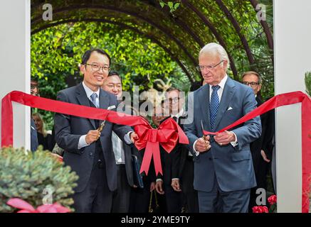 King of Swedens Staatsbesuch in Singapur der König von Schweden R nimmt am 21. November 2024 an einer Zeremonie mit dem CEO von Garden by the Bay, Felix Koh L, in Singapur Teil. Swedens King Carl XVI Gustaf ist auf Einladung von Singapurs Präsident Tharman zu einem dreitägigen Staatsbesuch in Singapur. Mit etwa 100 Geschäftsdelegierten in seinem Umfeld nimmt er an einem Singapur-Schweden-Wirtschaftsforum Teil, wo er Zeuge eines Austauschs von Memoranda of Understanding MOUs sein wird, die die Zusammenarbeit in den Bereichen Luftfahrt, Verteidigungstechnologie, Energie, Verkehr und Innovation im Gesundheitswesen umfassen. SINGAPUR Singapur Copyri Stockfoto
