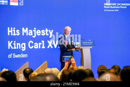 König von Schwedens Staatsbesuch in Singapur der schwedische König Carl XVI Gustaf spricht auf dem Singapur-Sweden Business Forum am 20. November 2024 in Singapur. Swedens King Carl XVI Gustaf ist auf Einladung von Singapurs Präsident Tharman zu einem dreitägigen Staatsbesuch in Singapur. Mit etwa 100 Geschäftsdelegierten in seinem Umfeld nimmt er an einem Singapur-Schweden-Wirtschaftsforum Teil, wo er Zeuge eines Austauschs von Memoranda of Understanding MOUs sein wird, die die Zusammenarbeit in den Bereichen Luftfahrt, Verteidigungstechnologie, Energie, Verkehr und Innovation im Gesundheitswesen umfassen. SINGAPUR Singapur Copyright: XMatrixxImagesx/xLimxSimonx Stockfoto