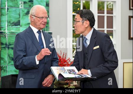 König von Schwedens Staatsbesuch in Singapur der König von Schweden spricht am letzten Tag seines Besuchs in Singapur am 21. November 2024 mit dem CEO von Garden by the Bay, Felix Loh. Swedens King Carl XVI Gustaf ist auf Einladung von Singapurs Präsident Tharman zu einem dreitägigen Staatsbesuch in Singapur. Mit etwa 100 Geschäftsdelegierten in seinem Umfeld besuchte er ein Singapur-Schweden-Wirtschaftsforum, wo er Zeuge eines Austauschs von Memoranda of Understanding MOUs sein wird, zu denen die Zusammenarbeit in den Bereichen Luftfahrt, Verteidigungstechnik, Energie, Verkehr und Innovation im Gesundheitswesen gehört. SINGAPUR Singapur Copyright Stockfoto