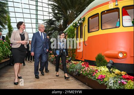 King of Swedens Staatsbesuch in Singapur der König von Schweden macht am 21. November 2024 einen Spaziergang durch den Garten an der Bucht in Singapur. Swedens King Carl XVI Gustaf ist auf Einladung von Singapurs Präsident Tharman zu einem dreitägigen Staatsbesuch in Singapur. Mit etwa 100 Geschäftsdelegierten in seinem Umfeld besuchte er ein Singapur-Schweden-Wirtschaftsforum, wo er Zeuge eines Austauschs von Memoranda of Understanding MOUs sein wird, zu denen die Zusammenarbeit in den Bereichen Luftfahrt, Verteidigungstechnik, Energie, Verkehr und Innovation im Gesundheitswesen gehört. SINGAPUR Singapur Copyright: XMatrixxImagesx/xLimxSimonx Stockfoto