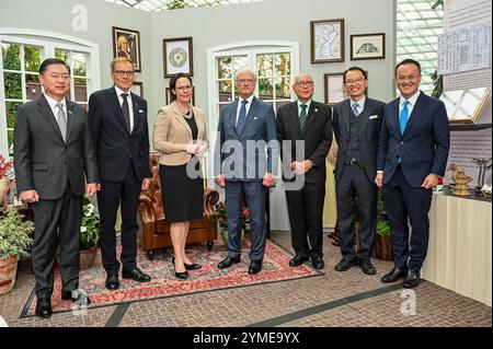 König von Schwedens Staatsbesuch in Singapur der König von Schweden C, seine Außenministerin Maria Malmer Stenergard C-L und der schwedische Botschafter in Singapur posieren am 21. November 2024 für ein Foto mit Würdenträgern im Garden by the Bay in Singapur. Swedens King Carl XVI Gustaf ist auf Einladung von Singapurs Präsident Tharman zu einem dreitägigen Staatsbesuch in Singapur. Mit etwa 100 Geschäftsleuten in seinem Umfeld besuchte er ein Singapur-Schweden-Wirtschaftsforum, wo er Zeuge eines Austauschs von Memoranda of Understanding MOUs sein wird, die die Zusammenarbeit in den Bereichen Luftfahrt und Defence Technolo umfassen Stockfoto