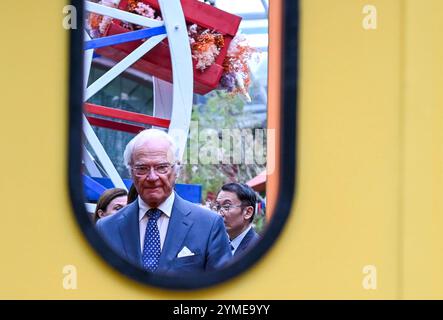 King of Swedens Staatsbesuch in Singapur der König von Schweden macht am 21. November 2024 einen Spaziergang durch den Garten an der Bucht in Singapur. Swedens King Carl XVI Gustaf ist auf Einladung von Singapurs Präsident Tharman zu einem dreitägigen Staatsbesuch in Singapur. Mit etwa 100 Geschäftsdelegierten in seinem Umfeld besuchte er ein Singapur-Schweden-Wirtschaftsforum, wo er Zeuge eines Austauschs von Memoranda of Understanding MOUs sein wird, zu denen die Zusammenarbeit in den Bereichen Luftfahrt, Verteidigungstechnik, Energie, Verkehr und Innovation im Gesundheitswesen gehört. SINGAPUR Singapur Copyright: XMatrixxImagesx/xLimxSimonx Stockfoto