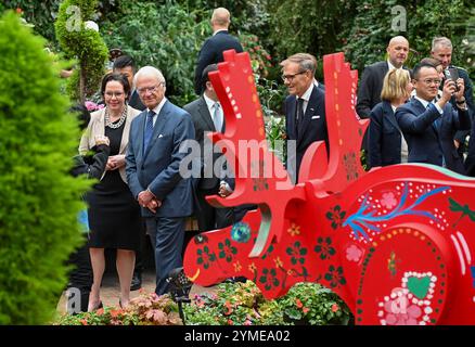 King of Swedens Staatsbesuch in Singapur der König von Schweden macht am 21. November 2024 einen Spaziergang durch den Garten an der Bucht in Singapur. Swedens King Carl XVI Gustaf ist auf Einladung von Singapurs Präsident Tharman zu einem dreitägigen Staatsbesuch in Singapur. Mit etwa 100 Geschäftsdelegierten in seinem Umfeld besuchte er ein Singapur-Schweden-Wirtschaftsforum, wo er Zeuge eines Austauschs von Memoranda of Understanding MOUs sein wird, zu denen die Zusammenarbeit in den Bereichen Luftfahrt, Verteidigungstechnik, Energie, Verkehr und Innovation im Gesundheitswesen gehört. SINGAPUR Singapur Copyright: XMatrixxImagesx/xLimxSimonx Stockfoto