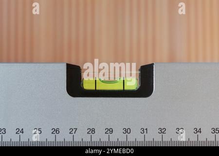 Symbolbild zum Thema Qualität, Genauigkeit, Qualitätsstandard, Qualitätssicherung usw. im Hausbau Stockfoto