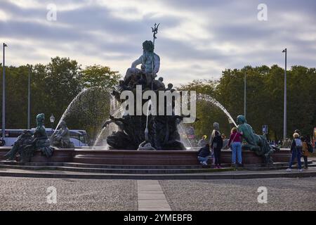 Neptunbrunnen mit Hintergrundbeleuchtung, Spandauer Straße, Berlin, Hauptstadt, unabhängige Stadt, bundesland Berlin, Deutschland, Europa Stockfoto