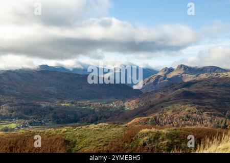 Von Loughrigg Fell aus blickt man hinunter in Great Langdale, zusammen mit Lingmoor Fell und den Langdale Pikes im Lake District, England Stockfoto