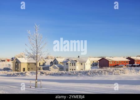 Neu gebaute Wohngegend mit Häusern an einem kalten sonnigen Wintertag Falkoeping, Schweden, Europa Stockfoto