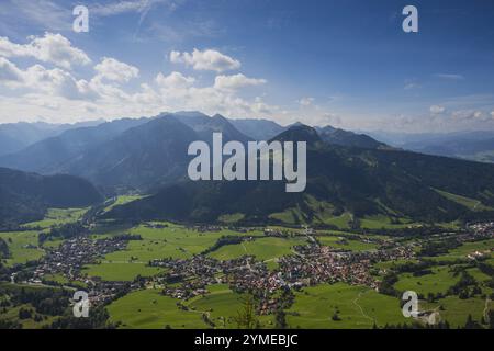 Panorama vom Hirschberg, 1456m, ins Ostrachtal mit Bad Oberdorf, Bad Hindelang und Imberger Horn, 1656m, Oberallgaeu, Allgaeu, Schwaben, Bayern, Deutschland Stockfoto