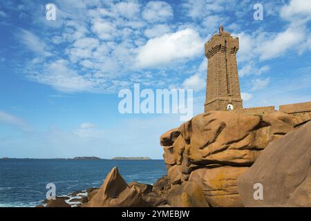 Leuchtturm an der felsigen Küste vor einem klaren, bewölkten Himmel, Phare de Men Ruz, Ploumanac'h, Ploumanach, Pointe de Squewel, Perros-Guirec, rosafarbener Granit c Stockfoto