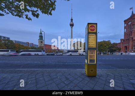 Bushaltestelle Rotes Rathaus, St. Marienkirche und Berliner Fernsehturm am Abend, Berlin, Hauptstadt, unabhängige Stadt, Bundesland Berlin, Deutschland, Eu Stockfoto