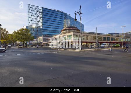 Einkaufszentrum Kranzler Eck und historische Laterne an der Kreuzung Kurfürstendamm und Joachimsthaler Straße in Berlin, Hauptstadt, independe Stockfoto