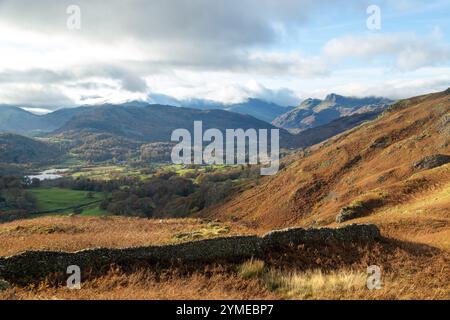 Von Loughrigg Fell aus blickt man hinunter in Great Langdale, zusammen mit Lingmoor Fell und den Langdale Pikes im Lake District, England Stockfoto