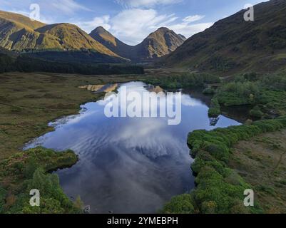 Berge reflektiert im See, Morgenlicht, sonnig, Herbst, Luftsicht, Lochan Urr, Glen Etive, Scottish Highlands, Schottland, Großbritannien Stockfoto