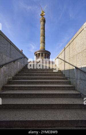 Treppenhaus und Siegessäule vor blauem Himmel mit Zirrostratwolken in Berlin, Hauptstadt, unabhängige Stadt, Bundesland Berlin, Deutschland, Europa Stockfoto