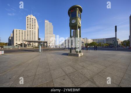 Nachbau und Denkmal der ersten Ampel und des modernen Bürogebäudes am Potsdamer Platz in Berlin, Hauptstadt, unabhängige Stadt, Bundesstaat Stockfoto