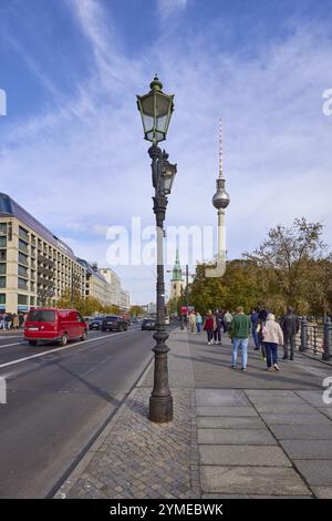 Historische Laterne und Berliner Fernsehturm, Berlin, Hauptstadt, unabhängige Stadt, Bundesland Berlin, Deutschland, Europa Stockfoto