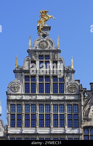 Historisches Gildenhaus Sint-Joris, Gildenhaus, Figur auf dem Giebeldach des Heiligen Georg, der Drachen tötet, Grote Markt, Altstadt, Antwerpen, Flandern, Belgien, Eur Stockfoto