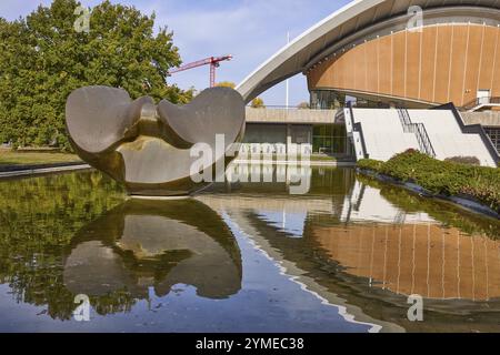 Haus der Kulturen der Welt mit Skulptur Schmetterling von Henry Moore und Reflexion auf der Wasseroberfläche des Teichs, John-Foster-Dulles-Allee, Berlin, Cap Stockfoto