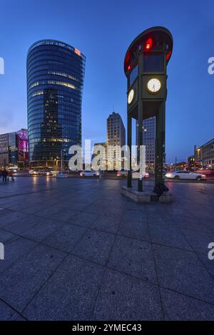 Nachbildung und Denkmal erste Ampel und Eisenbahnturm zur blauen Stunde am Potsdamer Platz, Abenddämmerung in Berlin, Hauptstadt, unabhängige Stadt, Bundesstadion Stockfoto